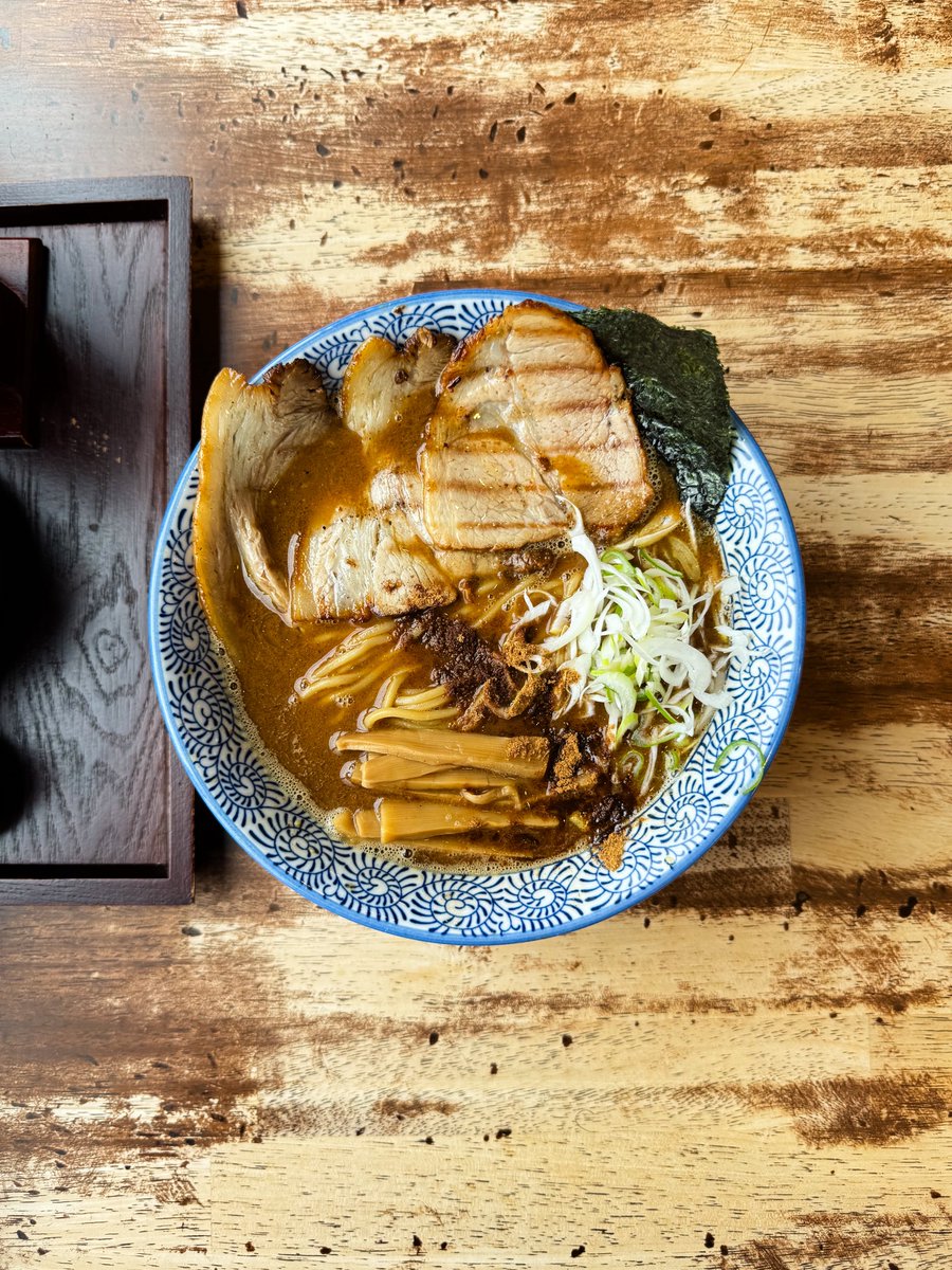 中華蕎麦 藤とら
🍜濃香カツオ

豚骨の旨みに加えてガンガンに効いた煮干しやカツオがすっごい！！どっしりしたボディ感とビター感！これは飲み干さざるを得ないやつだし炙りチャーシューの香ばしさも抜群！！好き！！