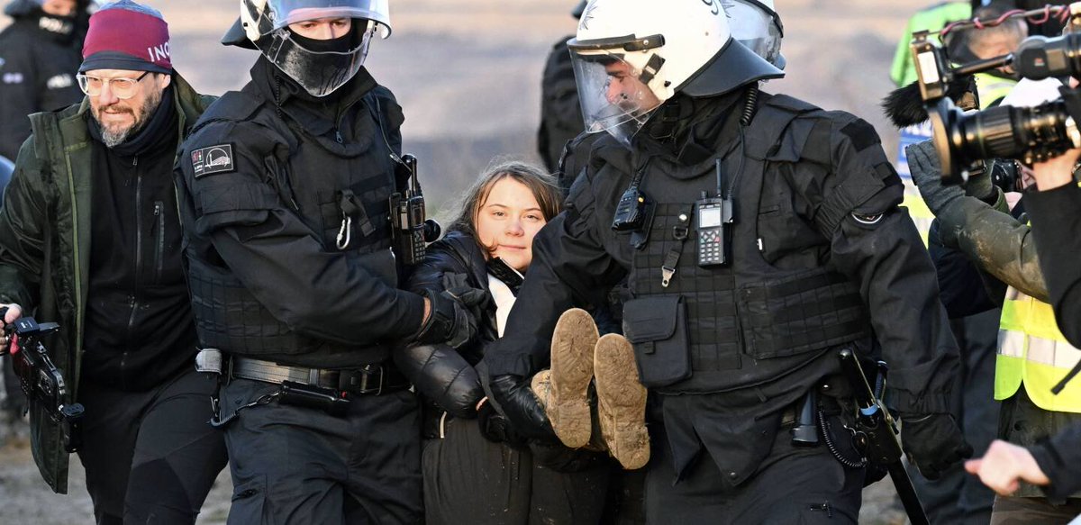 MoreauAgathe3's tweet image. GretasDeMarde
Kidnappée et heureuse
Arrêtée avec le sourire
Ptite criss