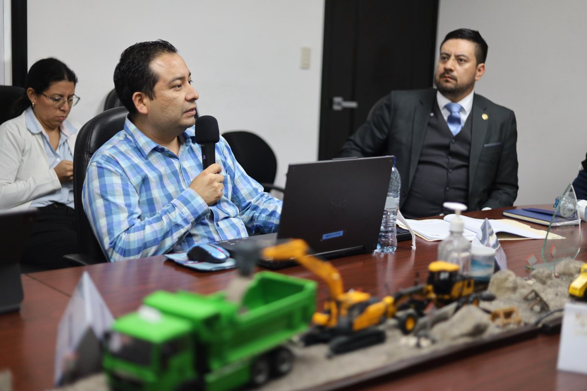 Para dar continuidad a proyectos viales en #SanMarcos, el viceministro Allan Guevara se reunió con la diputada Vivian Navarijo e informó sobre los avances en el puente La Blanca–Ocós el cual, según grupo Muratori, registra un avance físico del 58.89 %.
#ElPuebloDignoEsPrimero