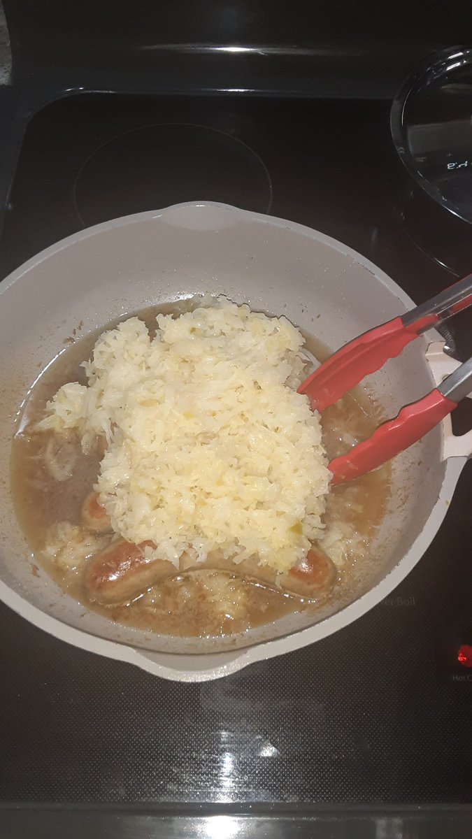 ISEEROB's tweet image. Awww, suki suki...
Let me put some Kraut on it