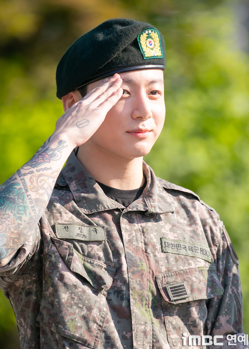 [포토] BTS 정국, 전정국 늠름 경례 
#BTS #방탄소년단 #정국 #JUNGKOOK 
#전역 #군제대 #전역행사_250611 [iMBC연예]

방탄소년단(BTS) 정국이 11일 오전 경기도 연천읍 연천공설운동장에서 진행된 전역 행사에 참석해 경례를 하고 있다.

이날 지민(박지민)과 정국(전정국)은 제5보병사단