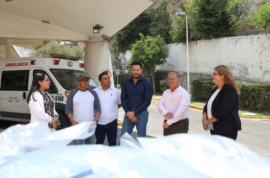 Diputados PAN Edoméx (@gppan_edomex) on Twitter photo Comprometido con la salud, el dip. <a href="/anuarazar/">ANUAR AZAR</a>, realiza donación de batas quirúrgicas al #HospitalMaternoInfantil "Guadalupe Victoria", en #AtizapánDeZaragoza. Comprometido con la salud, el dip. <a href="/anuarazar/">ANUAR AZAR</a>, realiza donación de batas quirúrgicas al #HospitalMaternoInfantil "Guadalupe Victoria", en #AtizapánDeZaragoza.