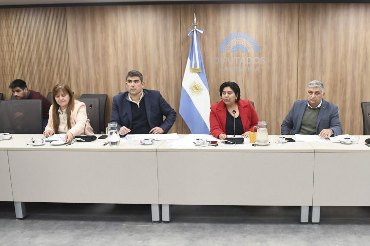 Parlamentario (@elparlamentario) on Twitter photo En una acalorada discusión, la Bicameral definió el cronograma para elegir al nuevo titular de la Defensoría de los derechos de los niños
<a href="/NataliaSarapura/">Natalia Sarapura</a> <a href="/GabiValenzuel/">Gabriela Valenzuela</a> <a href="/palibensusan/">Daniel Pablo Bensusán</a>
parlamentario.com/2025/06/10/en-… a través de <a href="/elparlamentario/">Parlamentario</a> En una acalorada discusión, la Bicameral definió el cronograma para elegir al nuevo titular de la Defensoría de los derechos de los niños
<a href="/NataliaSarapura/">Natalia Sarapura</a> <a href="/GabiValenzuel/">Gabriela Valenzuela</a> <a href="/palibensusan/">Daniel Pablo Bensusán</a>
parlamentario.com/2025/06/10/en-… a través de <a href="/elparlamentario/">Parlamentario</a>
