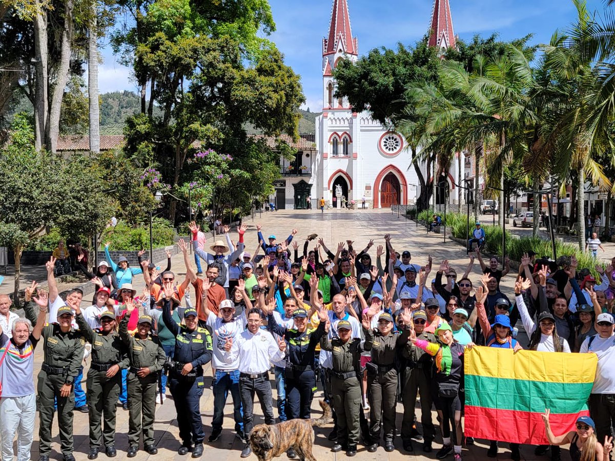 Policiantioquia's tweet photo. En #LaCeja, se dio la bienvenida a 80 turistas con recomendaciones para un turismo sano y responsable. Además, se realizaron actividades lúdicas con niños del sector, promoviendo entornos protectores. 🌿🎨👮‍♂️ #TurismoSeguro #ActuandoPorAntioquia https://t.co/n6ISxsEjUc