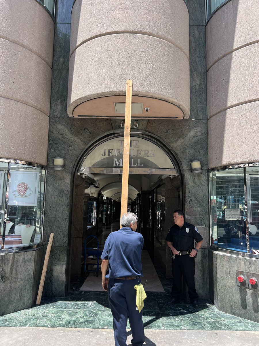 Stores in Downtown LA’s jewelry district are removing all their jewelry via Brinks guards then boarding up. Spoke to one of the shop owners - they think it’s going to get worse this weekend