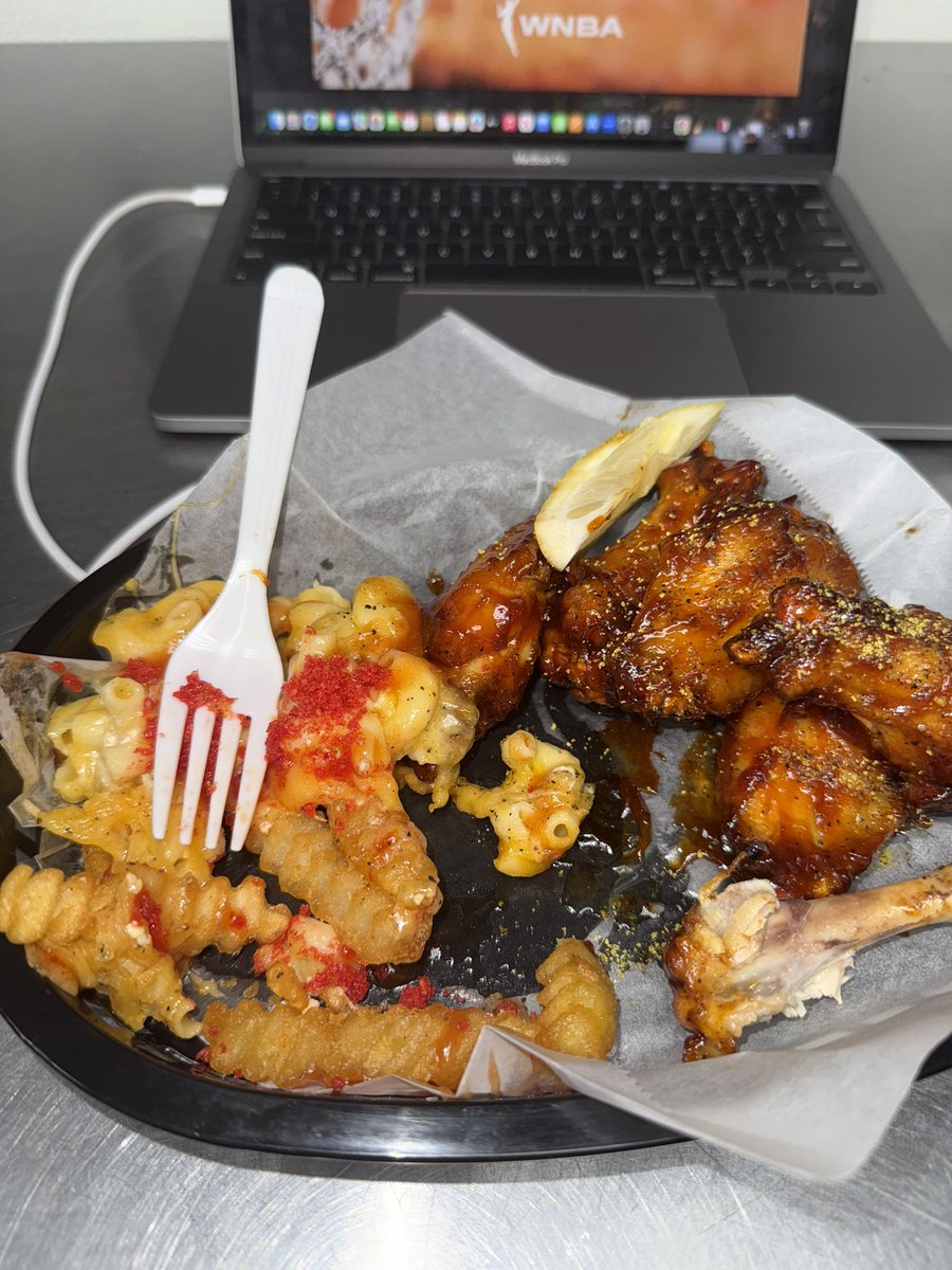 ceosauceboss's tweet photo. Who tryna come finish my lunch ? https://t.co/DgpvBd4RJa