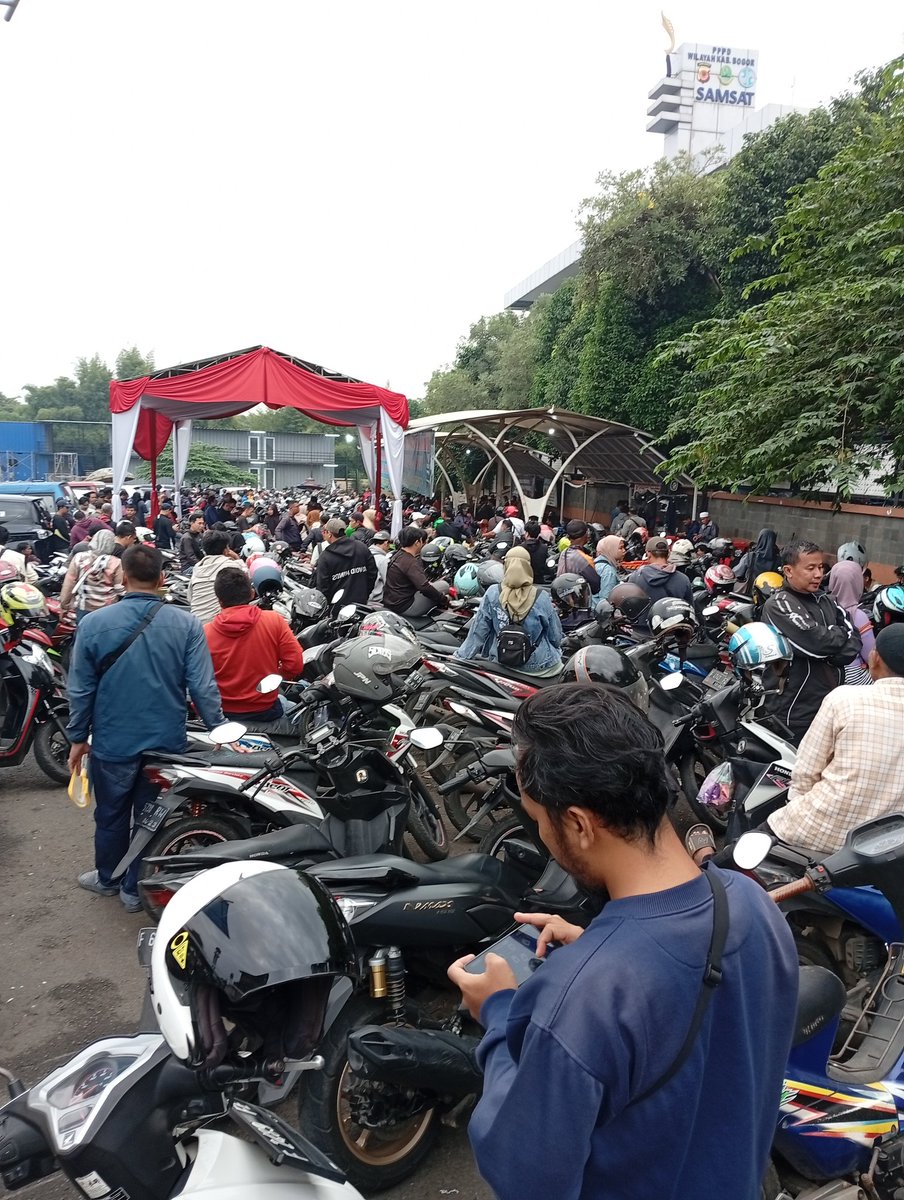 katamaspur's tweet photo. Pemutihan pajak kendaraan di Jawa Barat membuka ruang perbaikan, menghapus beban denda demi mendorong kepatuhan (semoga). Tahun depan telat bayar pajak lagi ga ya?#PemutihanPajakJabar https://t.co/nYxIl5UUuN