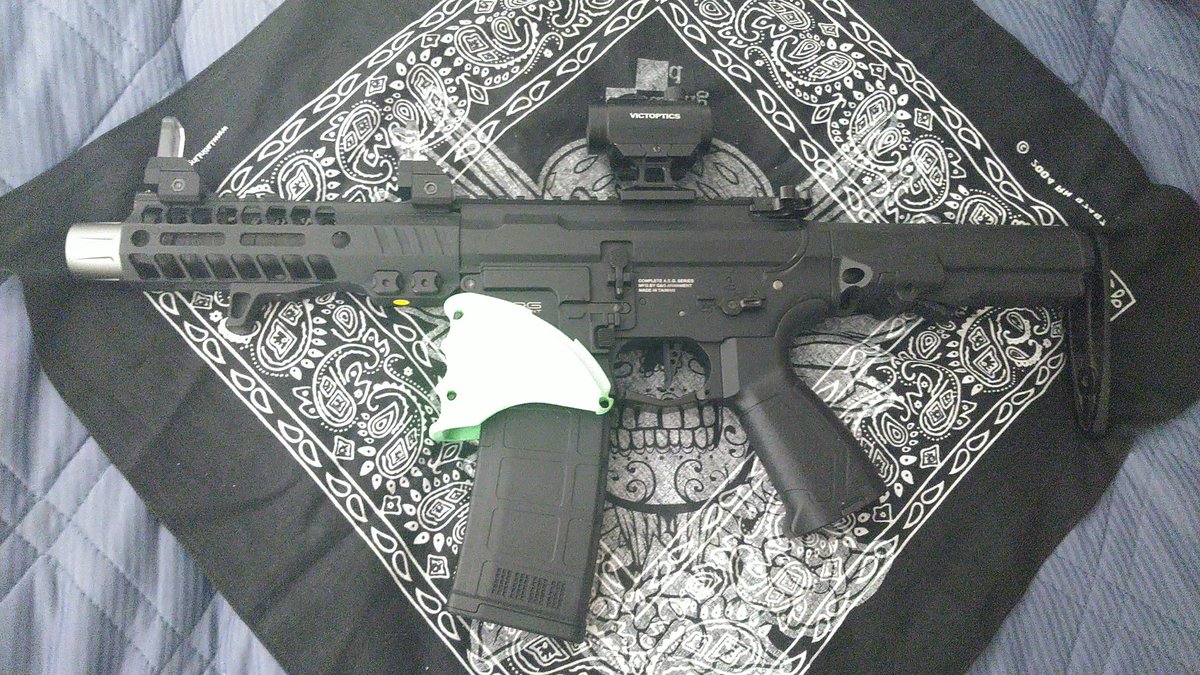 whitegorilla115's tweet photo. 昨日のウーパーさんで、ARESの130連マガジン買えたから、コレで三本になった。
本体にはめてみたけど、ロングの130連よりショート100連の方がカッチョいいな〜( ゚ー゚)ウ ( 。_。)ン
#ARP556
#G&G https://t.co/RmMIjGzprd