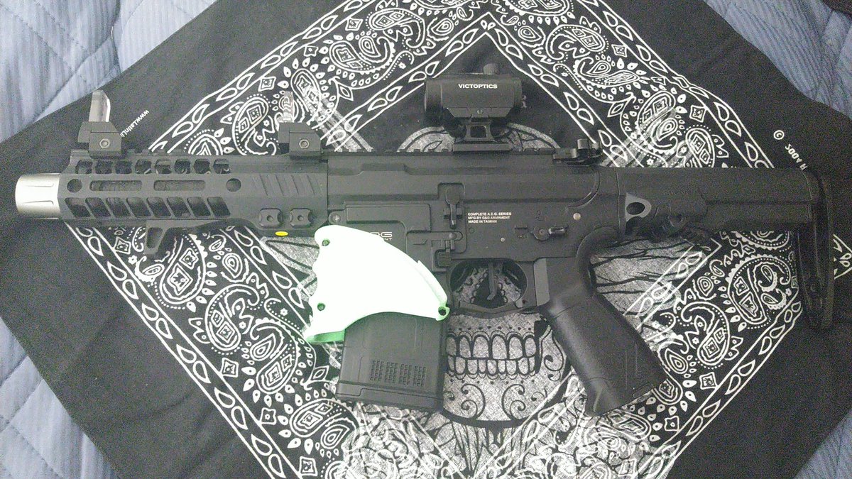 whitegorilla115's tweet photo. 昨日のウーパーさんで、ARESの130連マガジン買えたから、コレで三本になった。
本体にはめてみたけど、ロングの130連よりショート100連の方がカッチョいいな〜( ゚ー゚)ウ ( 。_。)ン
#ARP556
#G&G https://t.co/RmMIjGzprd