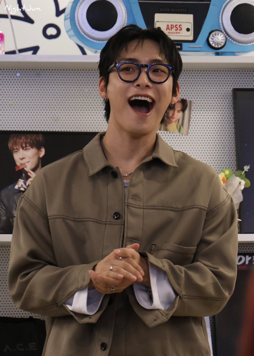 nightjun_62's tweet photo. 🌙 250602 | 생일 카페 

준희는 이렇게 많은 클로버를 보니까 정말 행복해 보였어! 🍀🤍

@official_ACE7 
#에이스 #박준희 #준희 #준 
#ACE #PARKJUNHEE #JUNHEE #JUN https://t.co/7mLBOBb4dB
