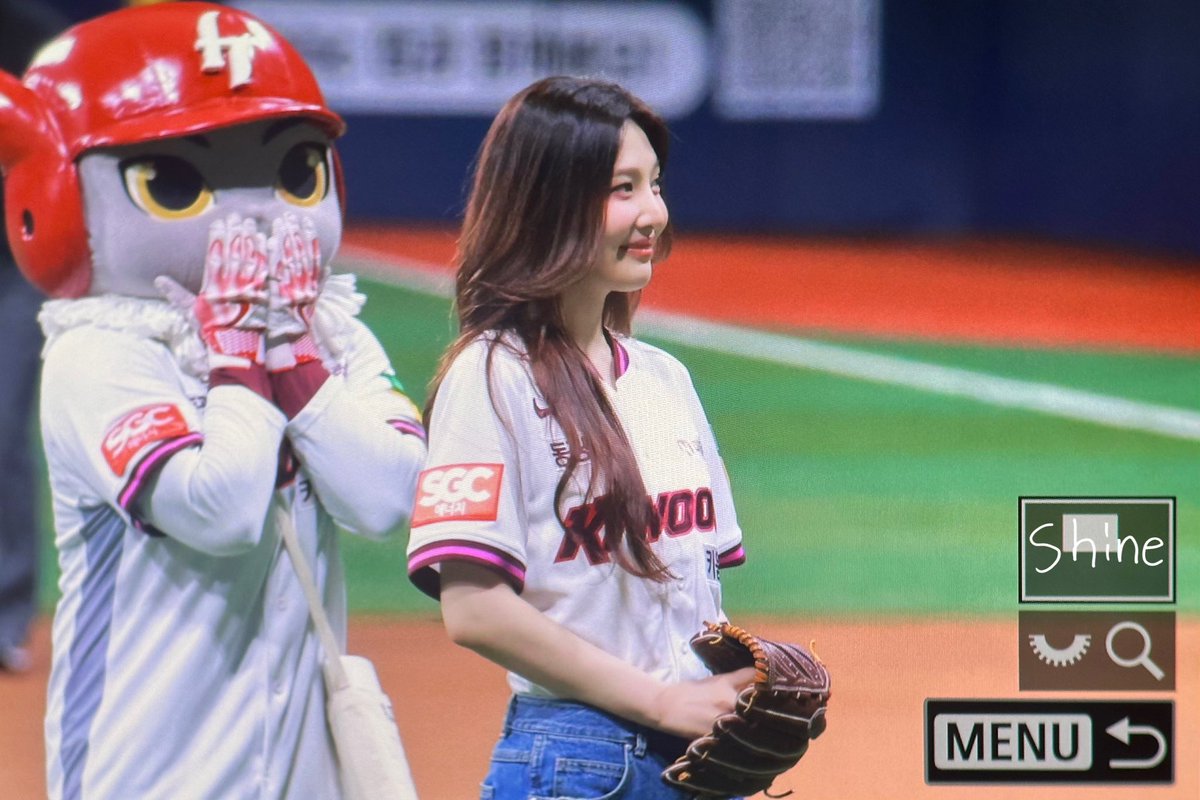 QueenJoy03's tweet photo. lmao😭 the reaction of the mascot is so real 😂
#JOYFirstPitch
#키움히어로즈_조이 https://t.co/kRtJ2HDzV1