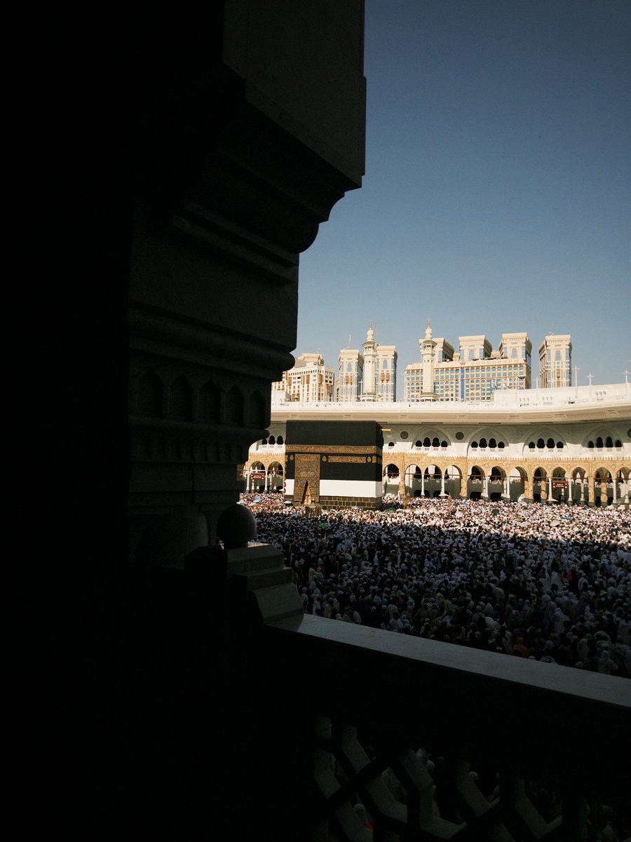 لبّيكَ والقلبُ السجينُ بأضلُعي
يشتاقُ مكةَ والمآذنَ والحرمْ 🤍.