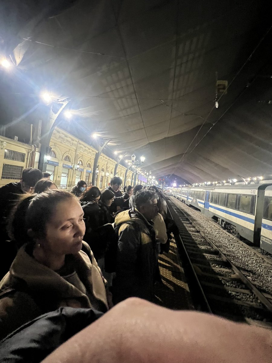 sromans1101's tweet photo. @densbdbdk @EFE_Rancagua Porque cambian Los Andenes a la salida de estación central 
Todos esperando hace más una hora para poder salir 
Ya que se equivocaron de andén 
Quien repondré ?
Servicio de mierda https://t.co/QfpkbU39TN