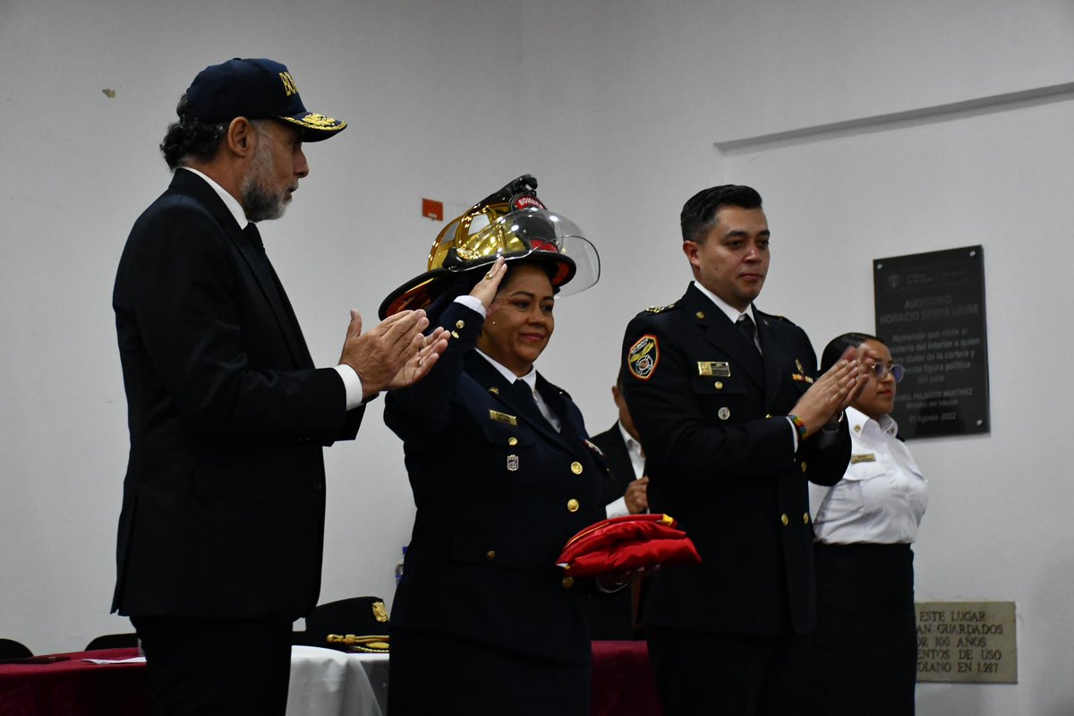 La Capitán Lina Marín Rodríguez fue posesionada por el Ministro del Interior como nueva Directora General de la DNBC. Con +30 años de servicio, liderará a más de 25.000 bomberas y bomberos en todo el país con experiencia, vocación y compromiso. 👩‍🚒
¡Éxitos en este gran reto!
#DNBC