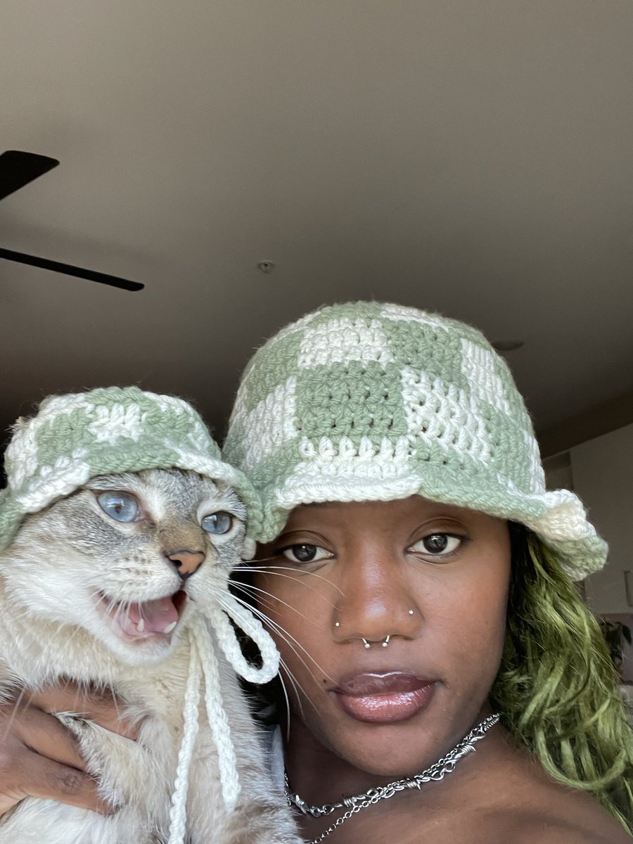 I come in desperation. I fear if I make my cat another hat, she’ll crash out (last pic is most recent). But if I have to stop making these tiny adorable things I’LL CRASH OUT.
I need to keep making these! Pls RT so I can find my fellow cat parents who want to buy. I NEED PURPOSE