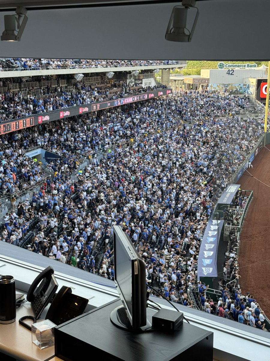 Cags’ first Kauffman Stadium AB: RBI on a broken bat fielders choice.

Almost the whole stadium was standing.

Cags has STAR power. 

#FountainsUp