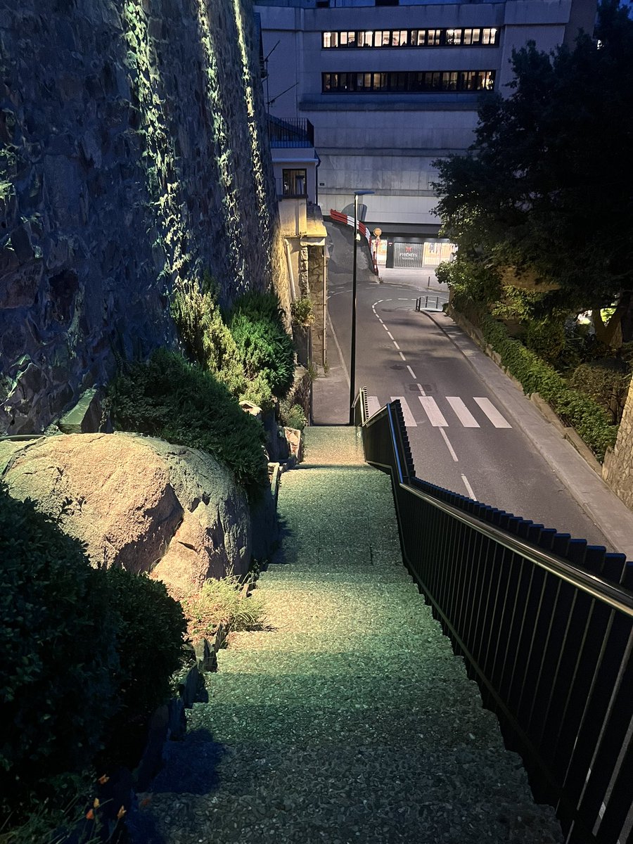 حين تعمل كثيرًا، ويُستهلك وقتك.. لكن لا تشعر بشيء يخصّك في كل ما تفعل،، فأنت تعيش ما وصفه #كارل_ماركس بـ "الاغتراب " ليس اغتراب المكان، بل اغتراب الذات عن ذاتها.

"لا تترك نفسك ضيفًا في حياتك..خُذ مكانك، وكنّ ماتصنع"