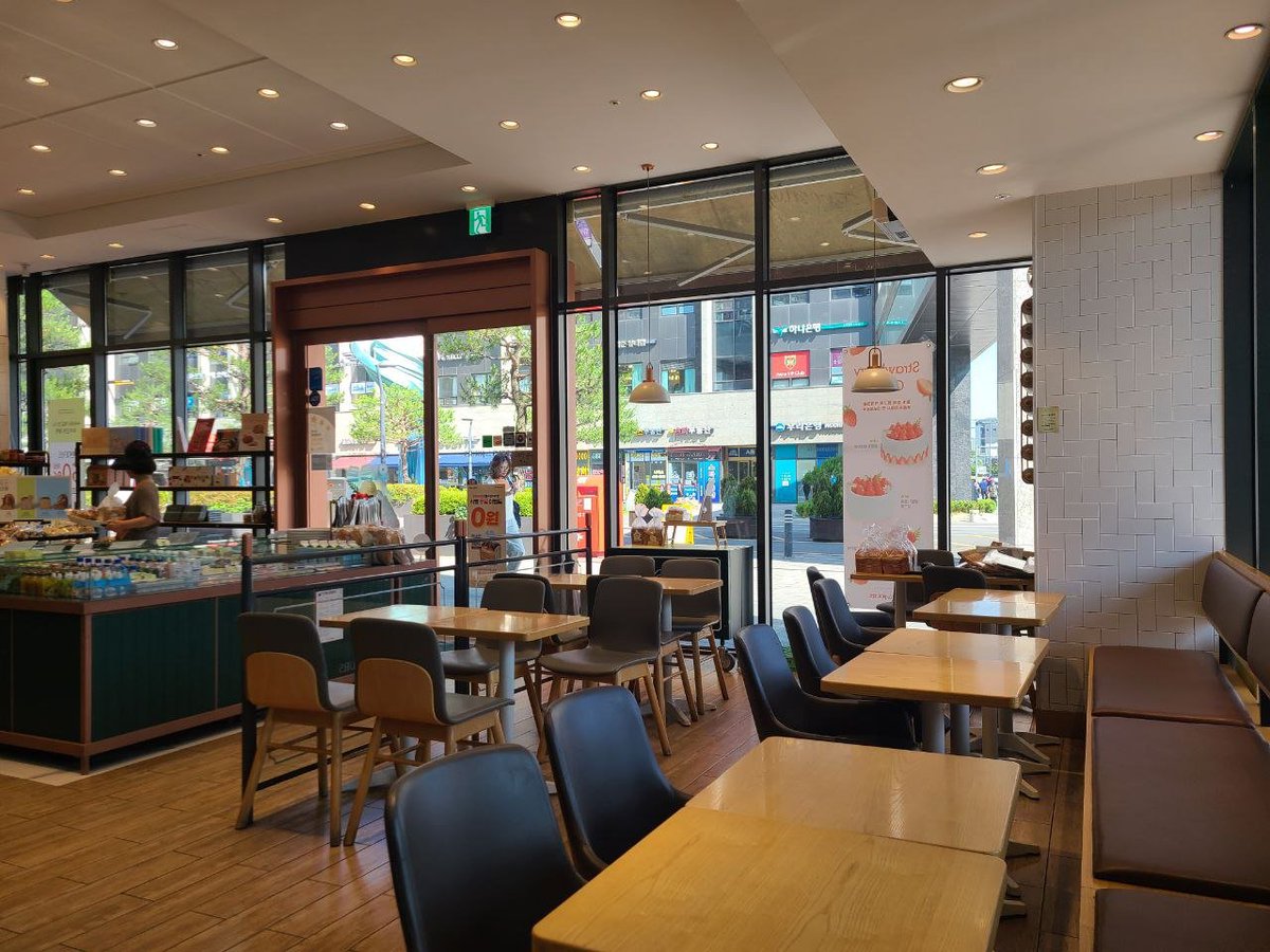 요즘 아침에 날씨가 너무 좋아서 30~40분 러닝하고 샤워한 뒤에 집 근처 뚜레쥬르에 와서 책 보고 글을 쓰는 시간을 갖고 있는데 하루의 기분을 확 높여준다.

"어떻게 기분 관리를 할 것인가" 가 매일을 결정한다고 생각한다.

오늘도 즐겁고 행복한 일이 많을 것 같다.