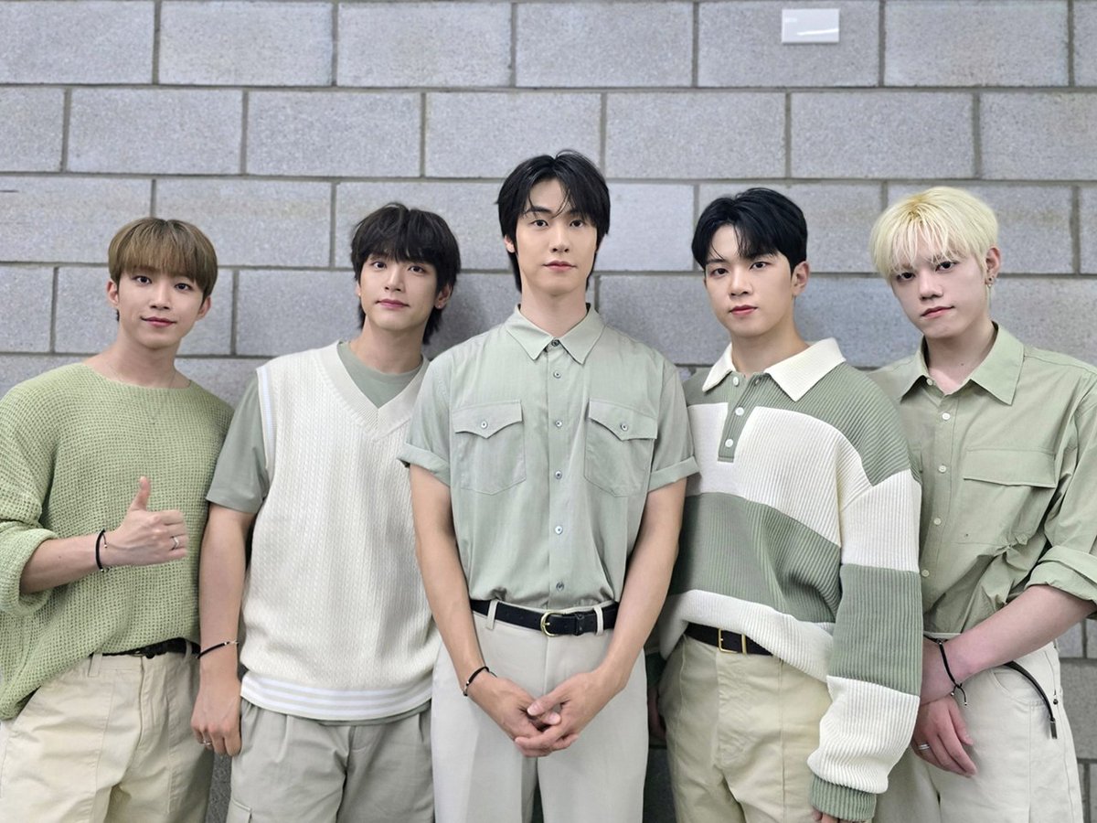 엔플라잉, ‘옥탑방’ 이후 약 6년 만 '만년설'로 음방 1위 등극 
#엔플라잉 #NFlying #2nd_Album #Everlasting #에버래스팅 
#옥탑방 #만년설 #음악방송 #1위 #더쇼 #THESHOW #iMBC연예 

엔플라잉은 정규 2집 타이틀곡 ‘만년설 (Everlasting)’ 무대를 선보였다. ‘만년설 (Everlasting)’은 ‘항상 네