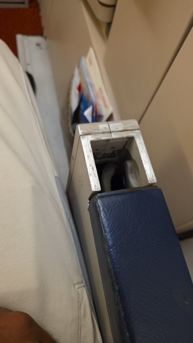 RaghvShankr's tweet image. As much as I love all that you're doing, folks - for real? @airindia

#airinidia #flightissues