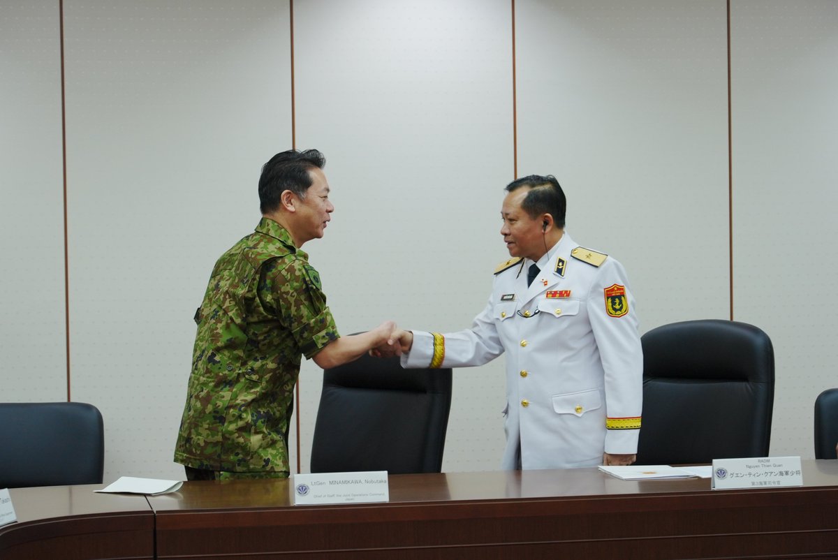 jjoc_pa's tweet image. 6月9日、統合作戦司令部幕僚長は、笹川平和財団主催日ベトナム佐官級交流の訪日団長クアン海軍少将による表敬を受けました。両国の防衛当局間による防衛協力・交流を着実に進展させ、インド太平洋地域をはじめとした地域及び世界における平和と安定の維持に向け、より一層の連携強化を強調しました。