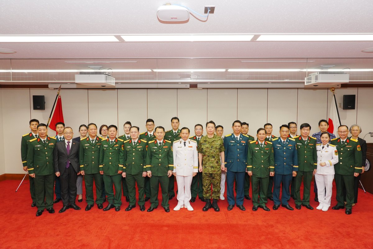 jjoc_pa's tweet image. 6月9日、統合作戦司令部幕僚長は、笹川平和財団主催日ベトナム佐官級交流の訪日団長クアン海軍少将による表敬を受けました。両国の防衛当局間による防衛協力・交流を着実に進展させ、インド太平洋地域をはじめとした地域及び世界における平和と安定の維持に向け、より一層の連携強化を強調しました。