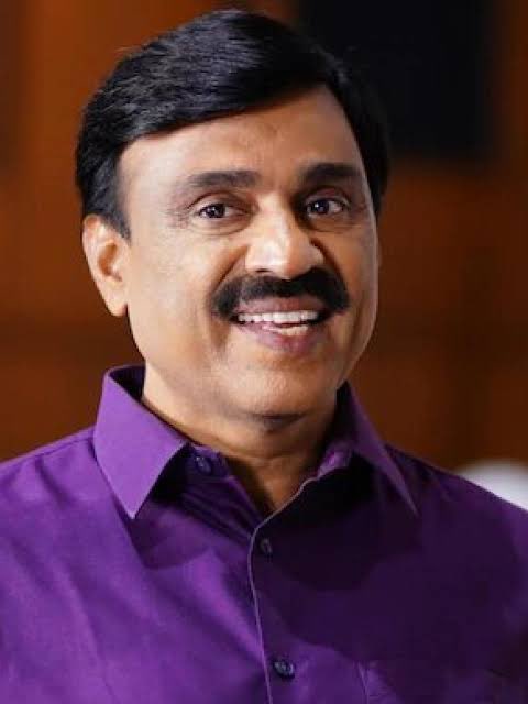 SanjuJournalist's tweet image. ఓబుళాపురం మైనింగ్ కేసులో గాలికి బెయిల్ 

ఓఎంసీ మైనింగ్ కేసులో దోషులందరికీ బెయిల్ మంజూరు చేసిన తెలంగాణ హైకోర్టు

గాలి జనార్దన్ రెడ్డి శాసనసభ సభ్యత్వం పోకుండా సిబిఐ కోర్టు తీర్పు సస్పెన్షన్.
#OMC #MiningCase #GaliJanardhanReddy