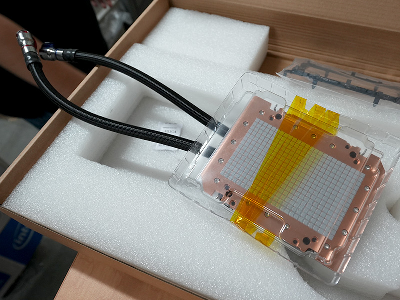 watch_akiba's tweet image. 更新：“Granite Rapids AP”対応のXeonサーバー向けLGA7529水冷ブロック akiba-pc.watch.impress.co.jp/docs/news/news… #水冷 #Xeon