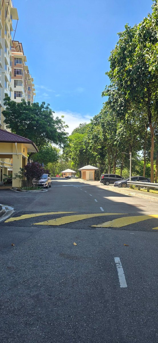 Gambar yang diambil pukul 12.50 tengahari.

Keadaan agak redup walaupun panas terik.

Pokok banyak membantu menurunkan suhu.