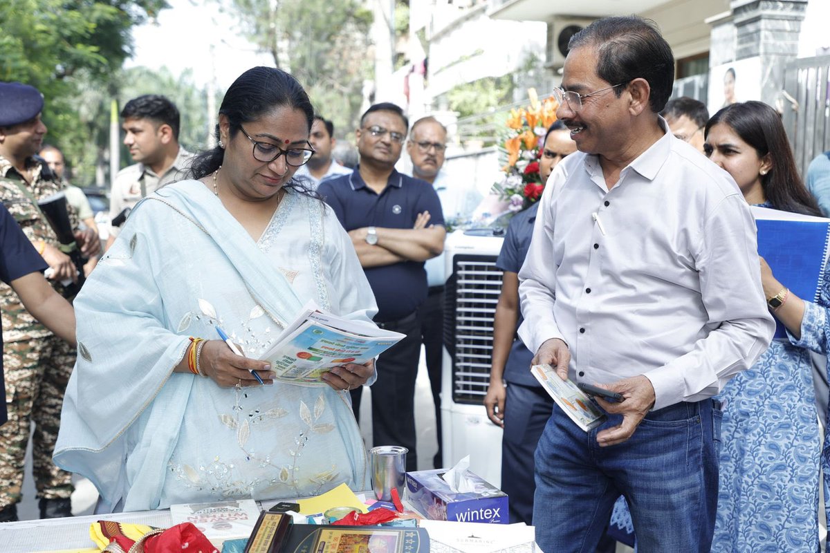 gupta_rekha's tweet photo. "सर्वे भवन्तु सुखिनः।"

इसी मूल मंत्र के साथ हमारी सरकार बिना ��िसी भेदभाव के दिल्लीवासियों की सेवा में दिन-रात कार्य कर रही है। प्रत्येक दिल्लीवासी की समस्याओं का समाधान सुनिश्चित करना हमारी सर्वोच्च प्राथमिकता है।

इसी भावना के साथ जनसुनवाई कार्यक्रम में आई देवतुल्य जनता की समस्याओं और सुझावों को सुना गया तथा उनके त्वरित समाधान हेतु सभी संबंधित अधिकारियों को निर्देशित किया गया।

#Jansunvai 
#ViksitDelhi