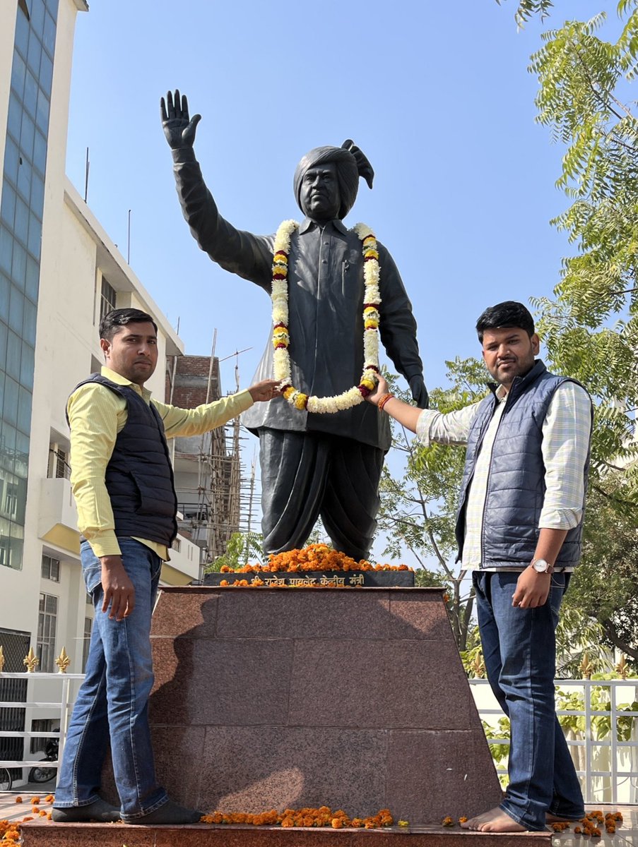 जीतू कांवर बयाना (@jeetukanwar_) on Twitter photo जब तक गरीब,किसान और मजदुरो के बच्चे पढ़-लिखकर देश की उन कुर्सियों पर नही बैठेंगे जहां से देश की नीतिया बनती हैं तब तक इस देश का भला संभव नहीं है।
किसानों के मसीहा, पूर्व केंद्रीय मंत्री स्वर्गीय राजेश पायलट जी की पुण्यतिथि पर कोटि-कोटि नमन l
#राजेश_पायलट_अमर_रहे
<a href="/SachinPilot/">Sachin Pilot</a> जब तक गरीब,किसान और मजदुरो के बच्चे पढ़-लिखकर देश की उन कुर्सियों पर नही बैठेंगे जहां से देश की नीतिया बनती हैं तब तक इस देश का भला संभव नहीं है।
किसानों के मसीहा, पूर्व केंद्रीय मंत्री स्वर्गीय राजेश पायलट जी की पुण्यतिथि पर कोटि-कोटि नमन l
#राजेश_पायलट_अमर_रहे
<a href="/SachinPilot/">Sachin Pilot</a>