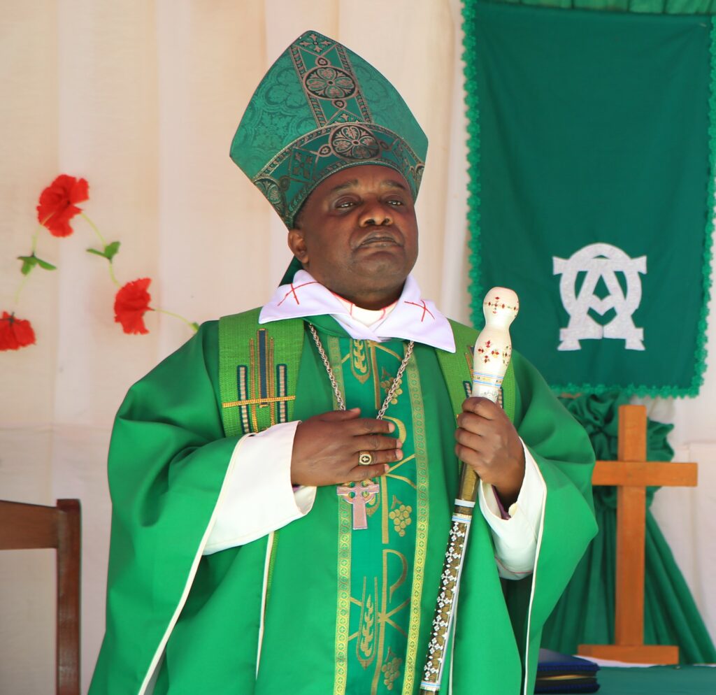 ANAANDIKA Askofu Bagonza PhD 

DUNIA BILA MUNGU na WAPINZANI BILA CHAMA

Ukipenda ubishi, jiepushe kuwa na hasira. Siku moja nusura nizichape na rafiki yangu Mwislamu. Akaniuliza; nyie Wakristo mnasema Yesu alikufa na kufufuka siku ya tatu? Nikajibu ndiyo. Akaongeza, “na mnasema