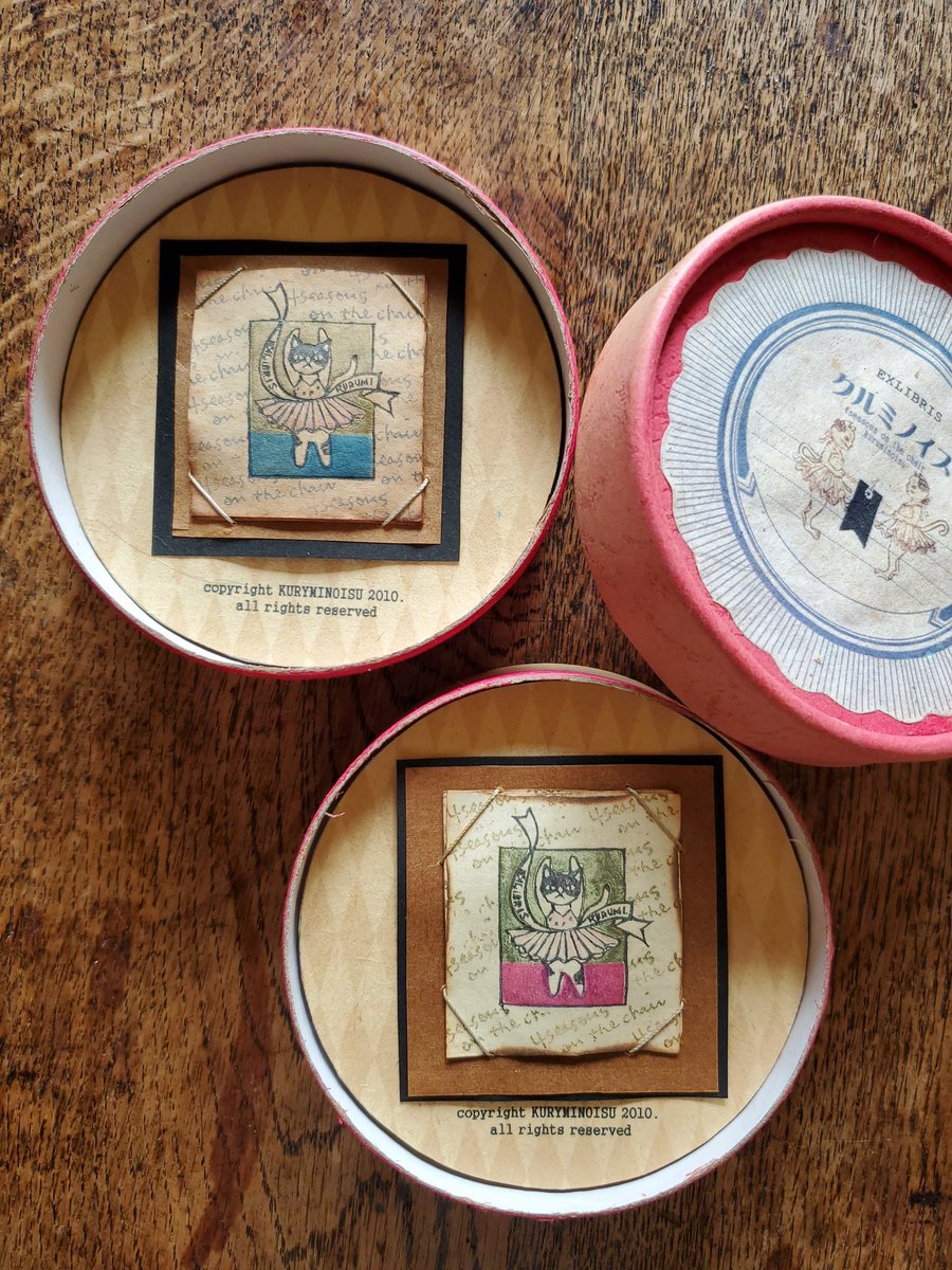 kuruminoisu's tweet image. 2階のチェストを動かしたら2010年作の蔵書票出てきた。コンセントの都合で少し隙間を開けてたスペースにいろんなもんが落ち込んでた。
外箱はかなり褪せてるけど中は無事。
#蔵書票
#exlibris