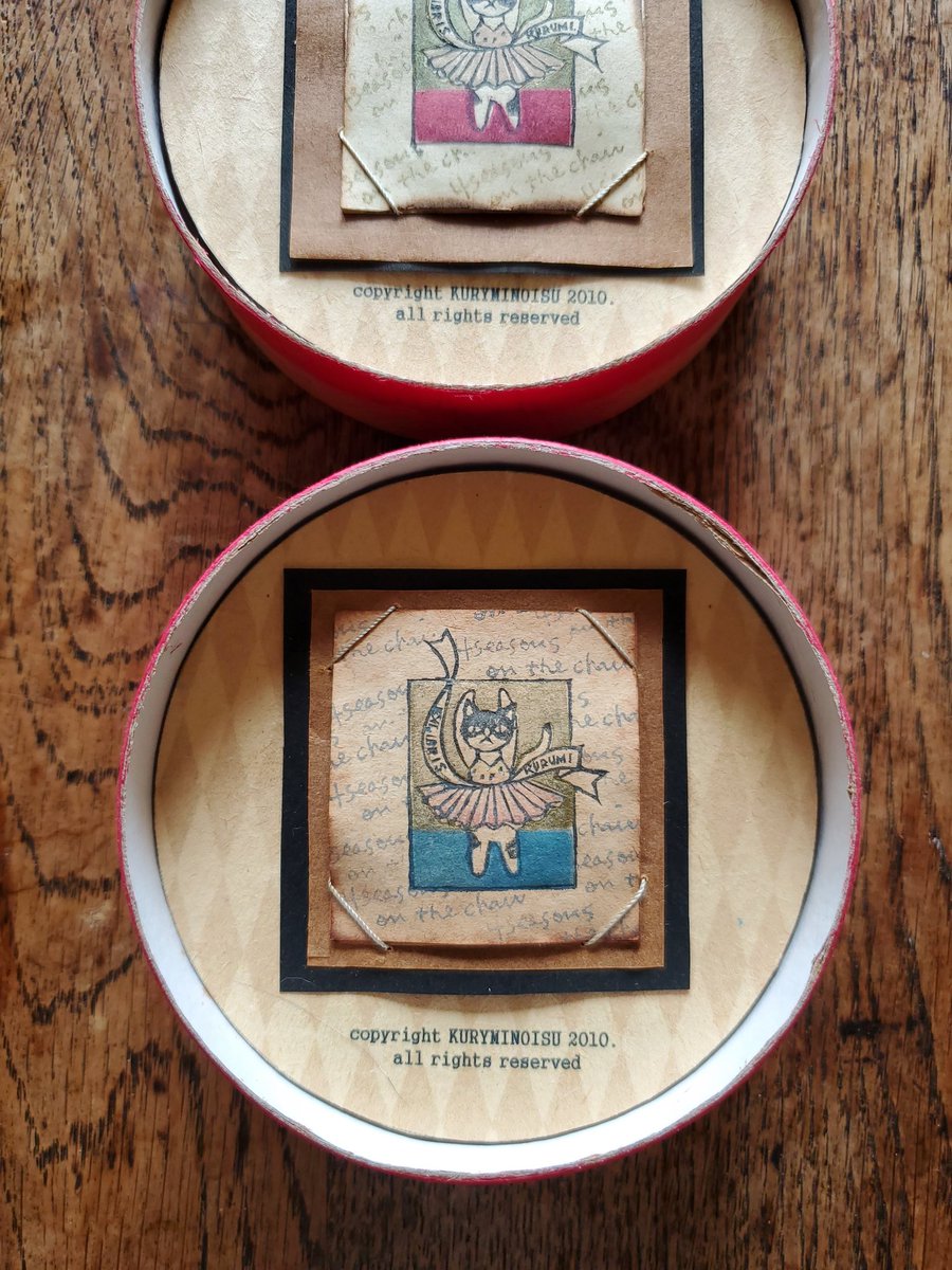 kuruminoisu's tweet image. 2階のチェストを動かしたら2010年作の蔵書票出てきた。コンセントの都合で少し隙間を開けてたスペースにいろんなもんが落ち込んでた。
外箱はかなり褪せてるけど中は無事。
#蔵書票
#exlibris