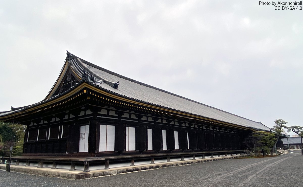 339年前の今日。1686年6月17日、京都・蓮華王院の三十三間堂の通し矢の行事で紀伊徳川家の和佐範遠が1万3053射のうち8133本を射通すという日本一の記録を出しました。安藤忠雄特別栄誉教授設計の本郷キャンパスの情報学環・福武ホール「考える壁」は三十三間堂をイメージしたものです。 #今日は何の日