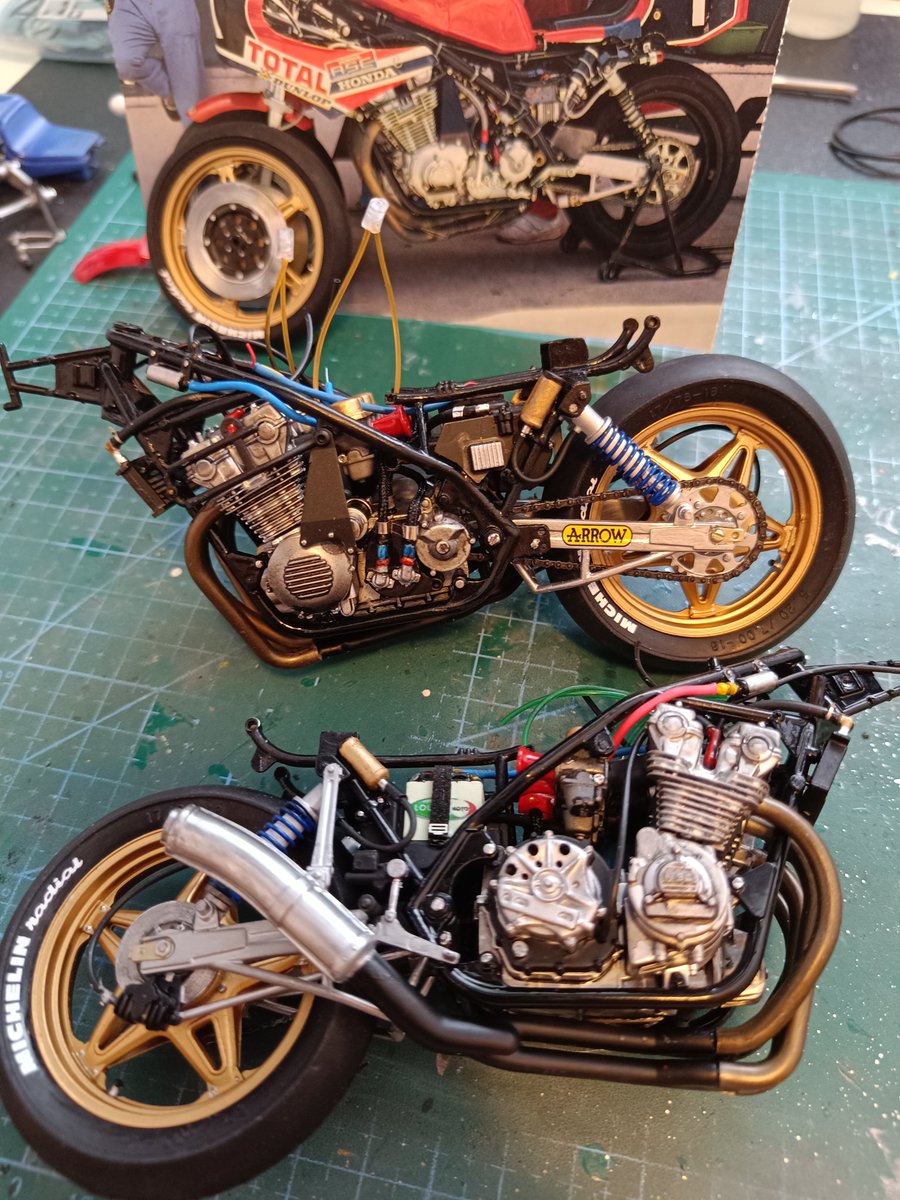 voromont's tweet image. Escape, radiador y tuberias montados. Vamos a por las horquillas😉
#tamiya #RS1000 #models