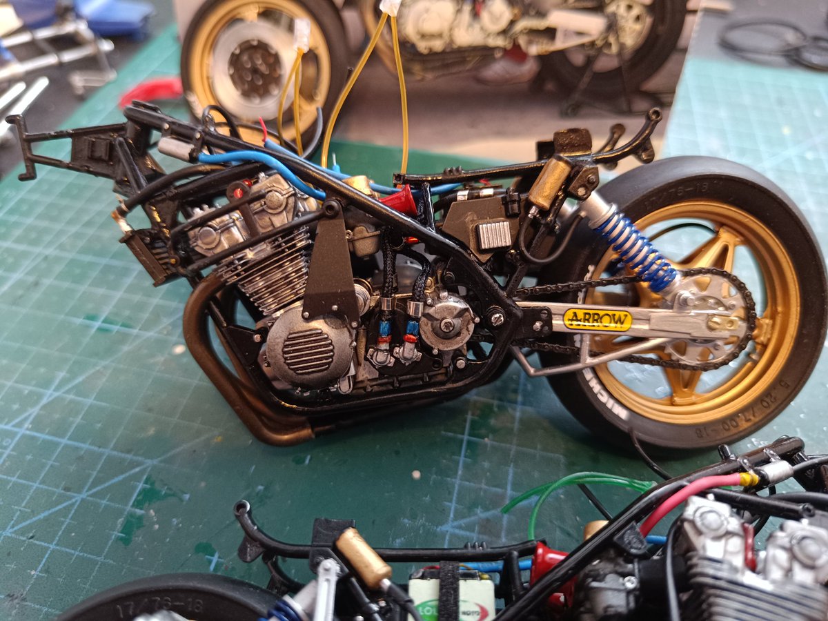 voromont's tweet image. Escape, radiador y tuberias montados. Vamos a por las horquillas😉
#tamiya #RS1000 #models