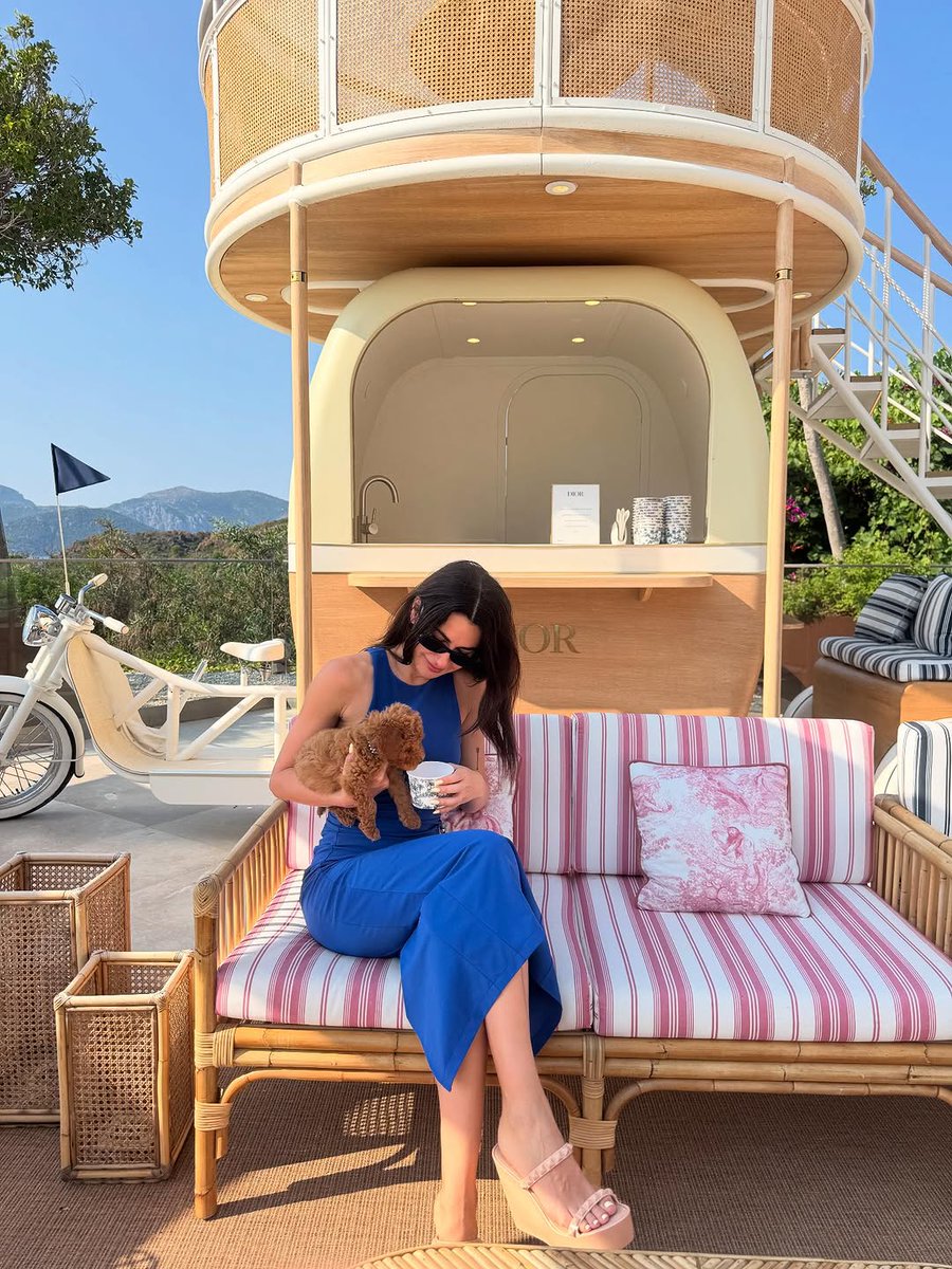 📸 | #NesrinCavadzade IG Feed 

 Amor de quatro patas 🐾❤️

#NesrinCavadzade