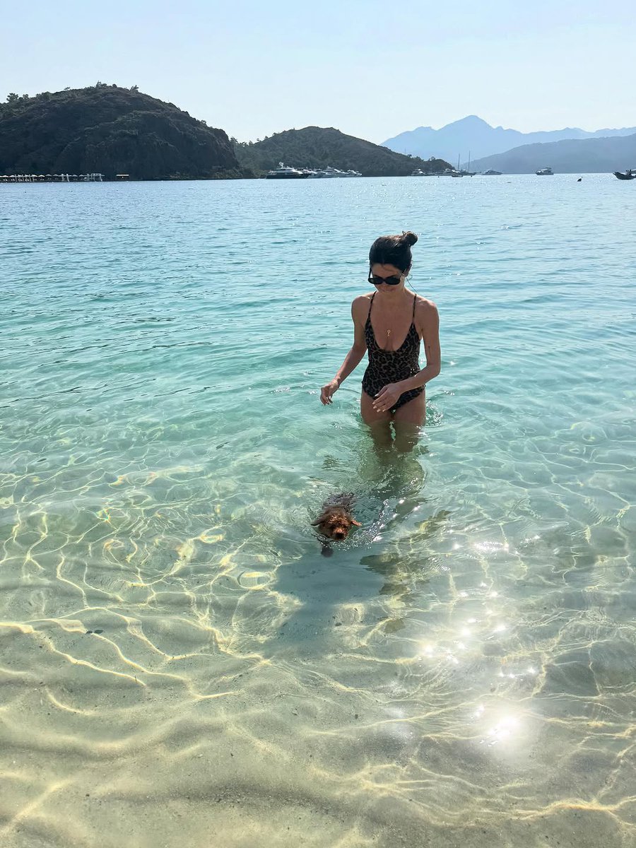 📸 | #NesrinCavadzade IG Feed 

Ela e o cachorrinho = a definição de fofura
#NesrinCavadzade