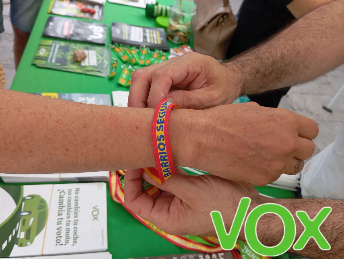 vox_barbera's tweet photo. 🟢➡️ Éxito en la carpa de Vox Barberá. Seguimos defendiendo #España y a nuestros vecinos en cada rincón de nuestra patria. https://t.co/Ej4nq2Uc75