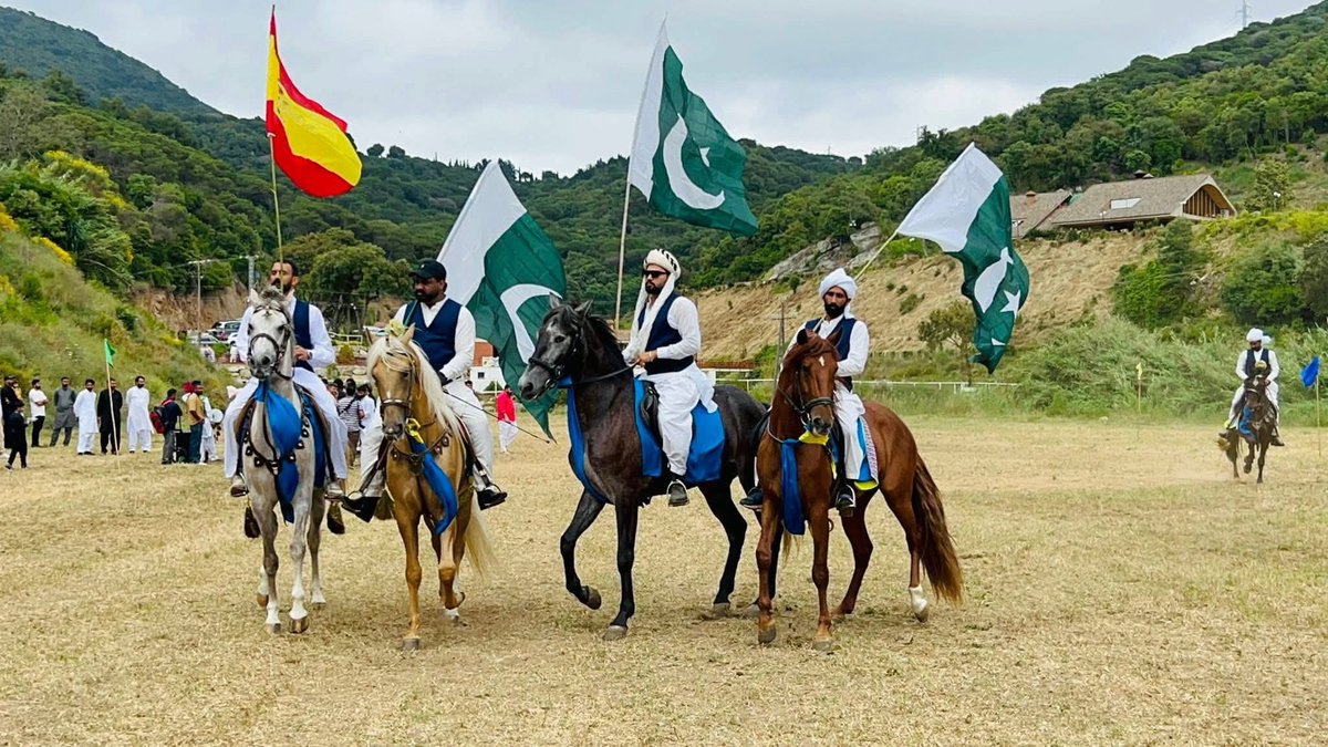 قونصل جنرل جناب مراد وزیر نے آج بارسلونا میں منعقدہ افتتاحی ٹینٹ پیگنگ میلے میں شرکت کی۔اس موقع پر مہمان خصوصی نے کھلاڑیوں میں انعامات تقسیم کیے. 
<a href="/GovtofPakistan/">Government of Pakistan</a> <a href="/PakinSpain_/">Pakistan Embassy Spain</a> 
<a href="/MuradWazr/">Murad Wazir</a>