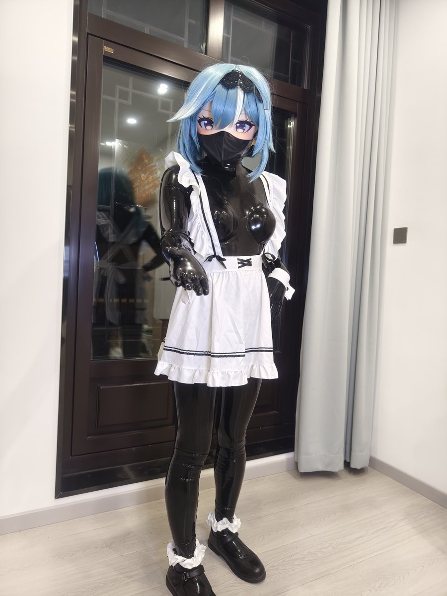 胶优菈Part2
裸胶＋围裙真的是天才想法呢
#kigurumi #LatexCosplay #Eula