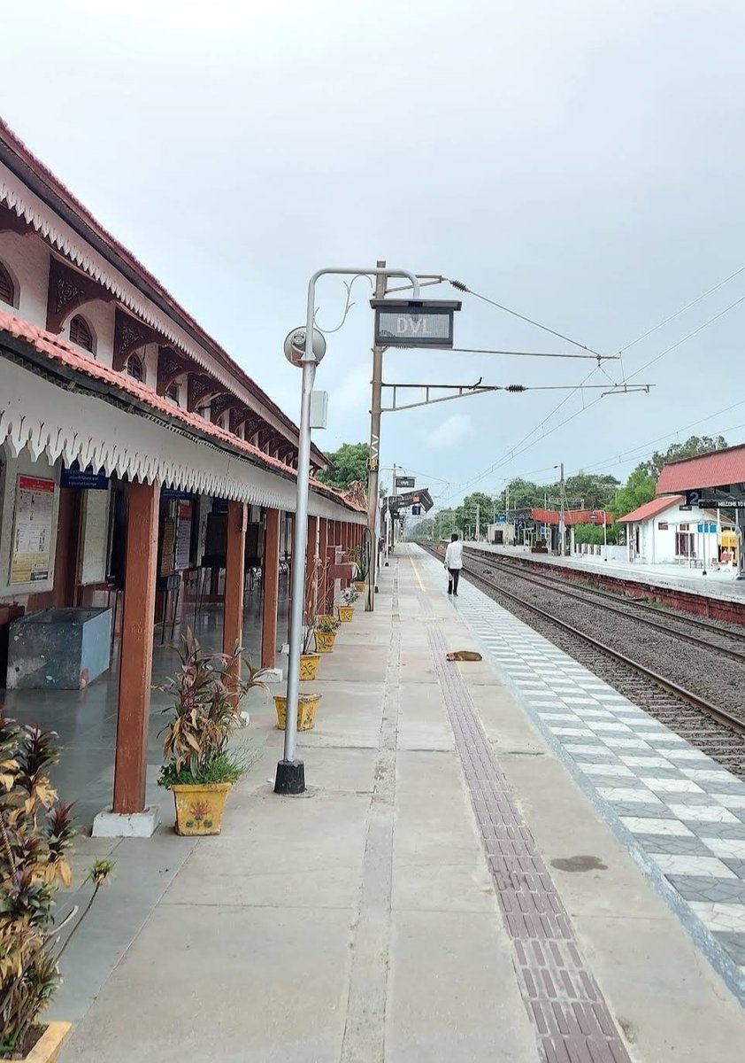 RushikesH27027's tweet image. Ngl one of the cleanest and well- maintained railway station in india🙌🏻
#devlali #nashik