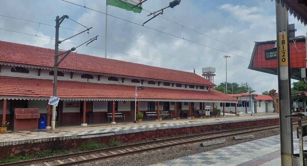 RushikesH27027's tweet image. Ngl one of the cleanest and well- maintained railway station in india🙌🏻
#devlali #nashik