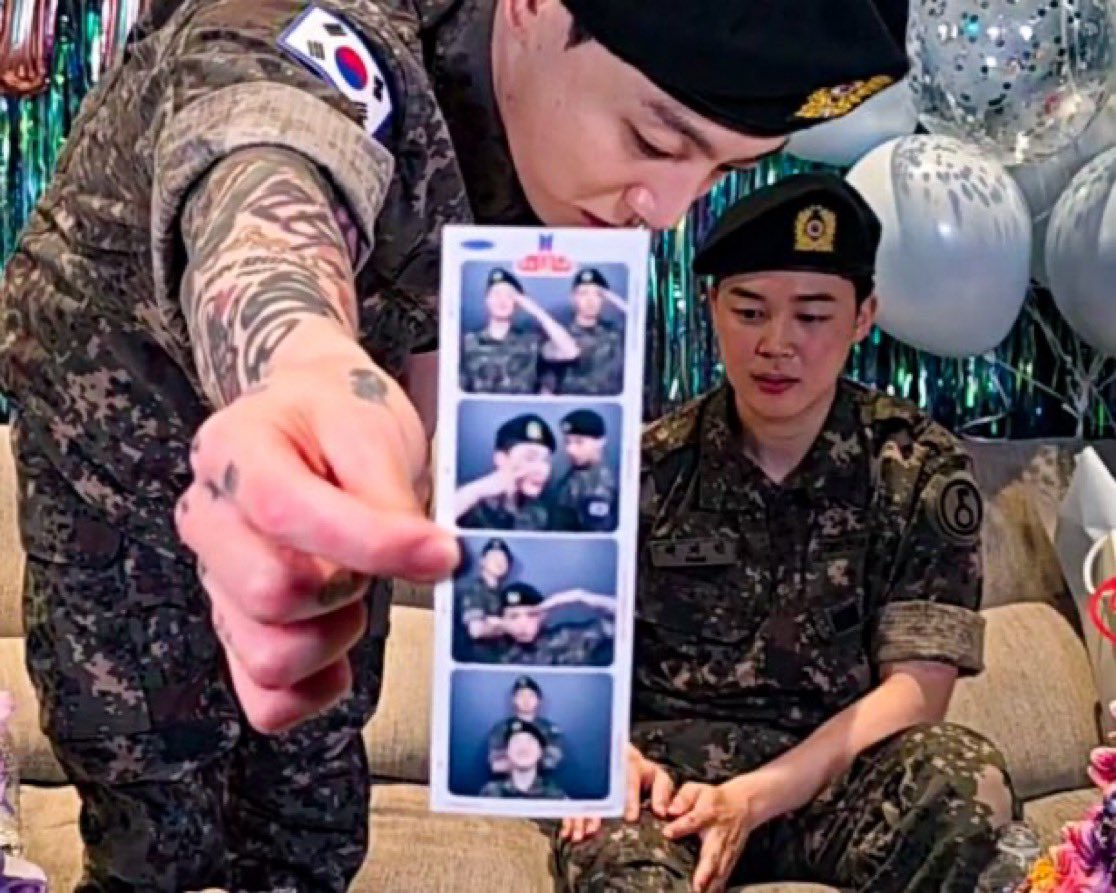 manitayla asker uniformasi icinde fotograf cekindi diye bize gostererek hava atiyor kral