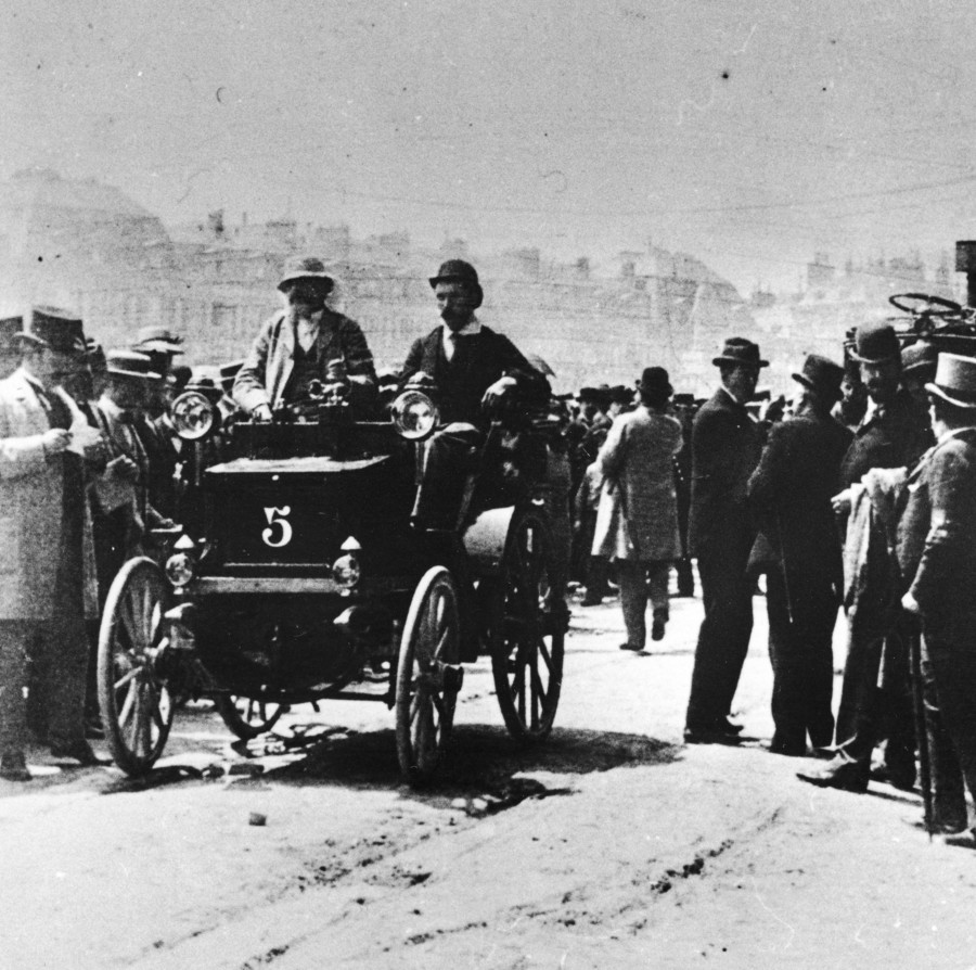 [C’ÉTAIT LE 11 JUIN 1895] #CeJourLa
Déroulement sur une distance de 1178 km et une durée de 59 h 48 mn de la course automobile Paris-Bordeaux-Paris considérée comme la véritable première grande course automobile de l'histoire.