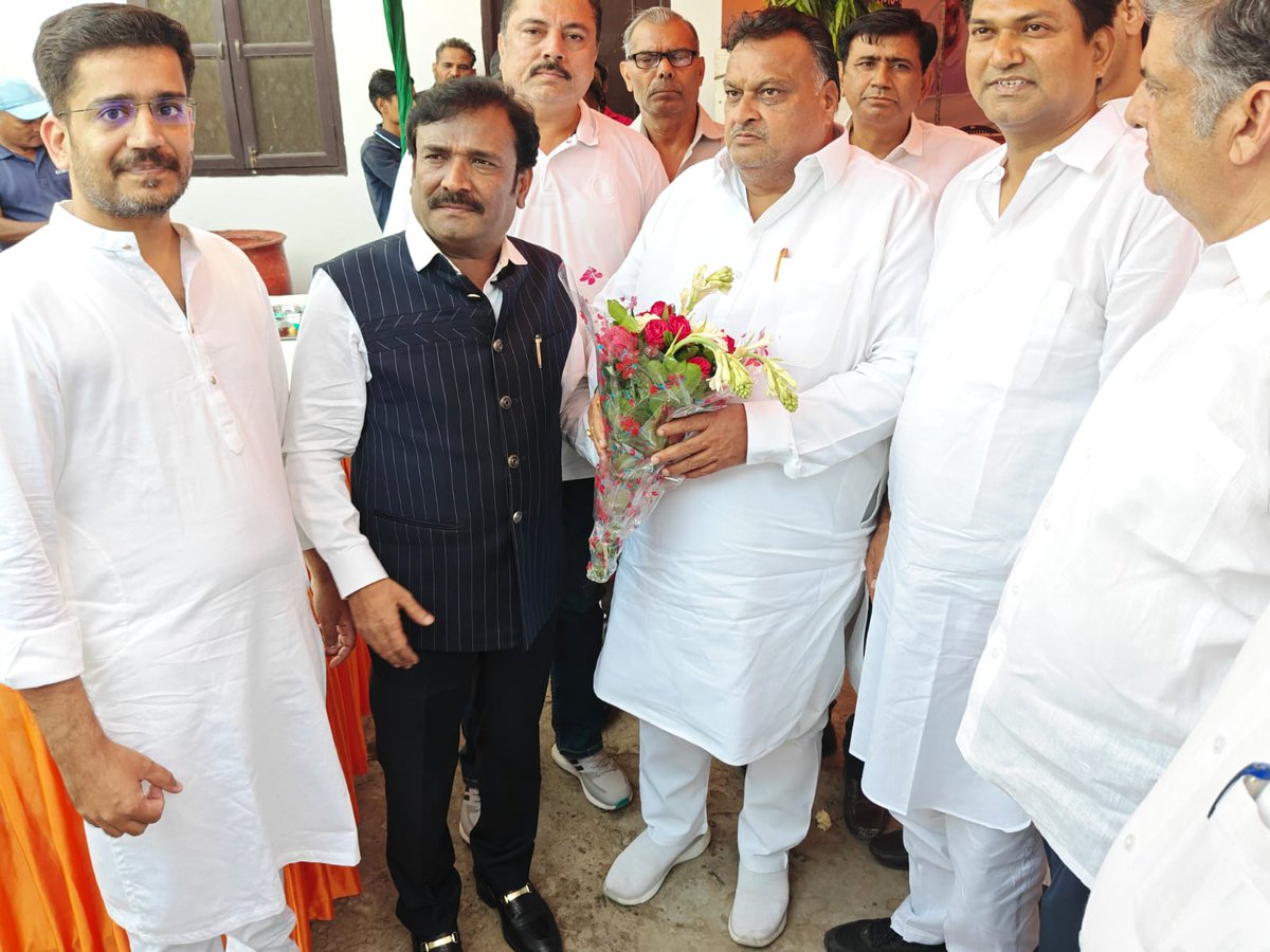 Lakhan Singla INC (@lakhansinglainc) on Twitter photo भारतीय राष्ट्रीय कॉंग्रेस के अध्यक्ष आदरणीय <a href="/kharge/">Mallikarjun Kharge</a> जी व <a href="/RahulGandhi/">Rahul Gandhi</a> जी दिशानिर्देश पर संगठन सृजन अभियान को आगे बढ़ाते हुए आज जिला गुडगाँव के प्रभारी सांसद <a href="/GCC_MP/">GC ChandraShekhar</a> जी, साथी प्रभारी रामनिवास जी, प्रभारी देवेश कुमार जी के साथ जिला गुडगाँव कॉंग्रेस कार्यकर्ताओं के साथ बैठक की.. भारतीय राष्ट्रीय कॉंग्रेस के अध्यक्ष आदरणीय <a href="/kharge/">Mallikarjun Kharge</a> जी व <a href="/RahulGandhi/">Rahul Gandhi</a> जी दिशानिर्देश पर संगठन सृजन अभियान को आगे बढ़ाते हुए आज जिला गुडगाँव के प्रभारी सांसद <a href="/GCC_MP/">GC ChandraShekhar</a> जी, साथी प्रभारी रामनिवास जी, प्रभारी देवेश कुमार जी के साथ जिला गुडगाँव कॉंग्रेस कार्यकर्ताओं के साथ बैठक की..