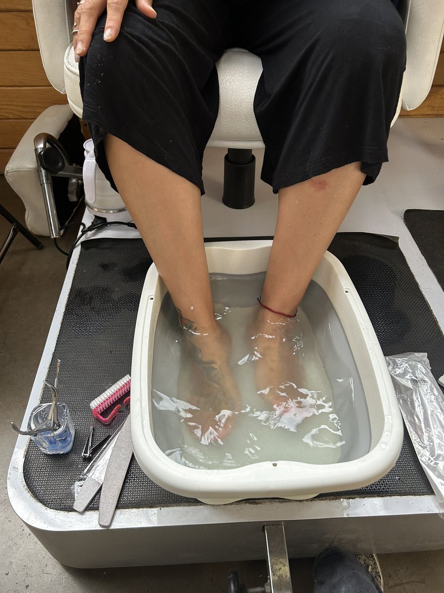 Amo la cosa que se hace gelatina en la tina del pedí! Y que talacha, con razón  pago tanto 🤗 bueno, andamos agregando otra monería al estuche y ya ando aprendiendo 💄🦶🏼💅🏾💆🏼‍♀️👸🏽