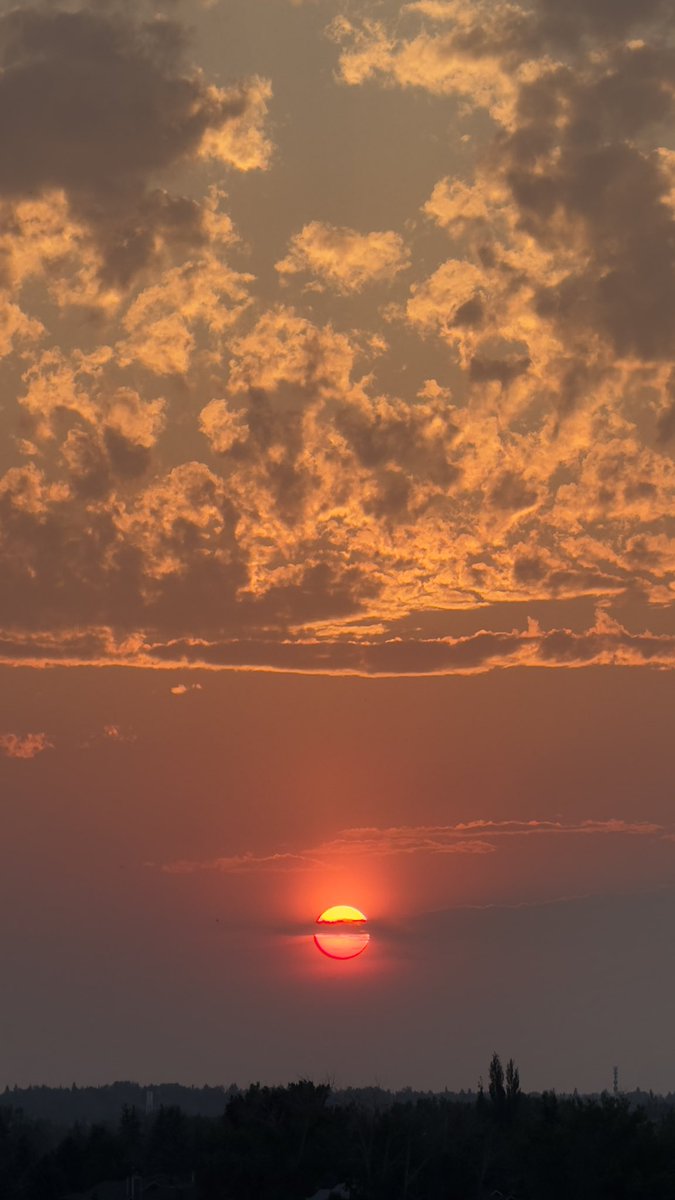 Clgb's tweet photo. Gorgeous sunset tonight over Calgary’s Bow River!
#sunset #yyc #ShareYourWeather #calgaryisbeautiful #capturecalgary #skies @CalgaryRASC @CalgaryParks @GlobalCalgary @TravelAlberta https://t.co/YFf6SQUs1H