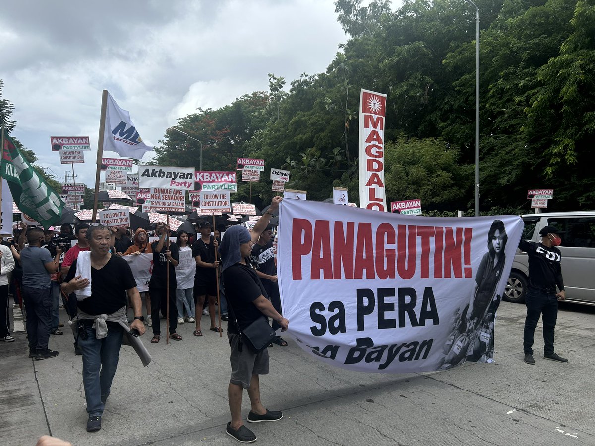 inquirerdotnet's tweet photo. LOOK: Protesters fill the streets of Diokno Boulevard in front of the Senate building as they call for the Senate to take its role in impeachment court seriously as part of its constitutional duty.

They also called out the 18 senators who voted in favor of returning the articles of impeachment against Vice President Sara Duterte to the House of Representatives—a controversial move seen as another stalling tactic.

“Sara Duterte, litisin! litisin! Mga Senador, duwag! duwag!” they chant. #VPonTrial | @zacariansINQ